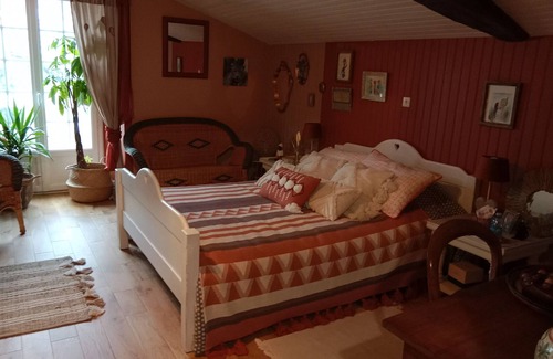 Cours Casa | Casa de huéspedes 'La Bougainvilliére' con terraza privada, jardín privado y Wi-Fi