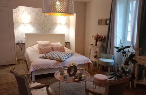 Cours Casa | Casa de huéspedes 'La Bougainvilliére' con terraza privada, jardín privado y Wi-Fi