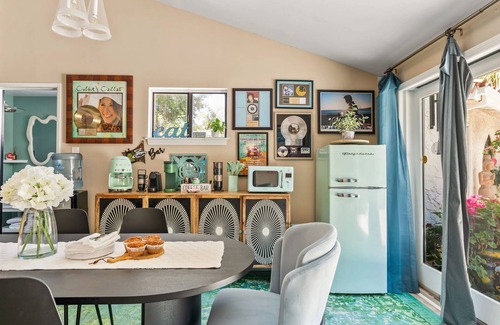 Calabasas Casa | Casa de huéspedes promotora musical con piscina en The Malibu Retreat