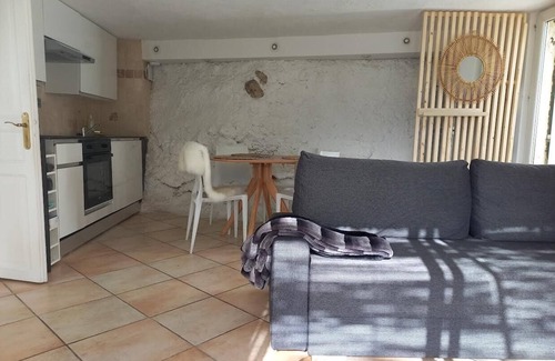Roquevaire Casa | GUEST HOUSE PANORAMIC VIEW OF THE HILLS FROM THE QUIET TERRACE
