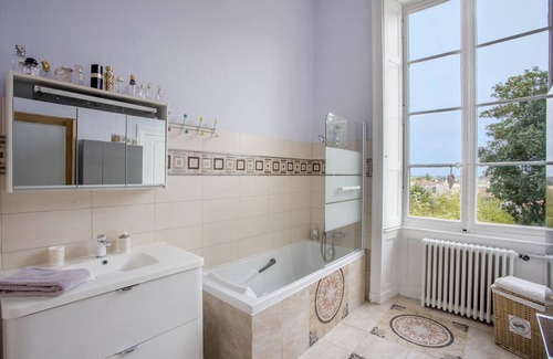 Fontenay-le-Comte Cama Y Desayuno | Casa de huéspedes 'Suite Oiseau Du Paradis' con piscina compartida, Wi-Fi y aire acondicionado