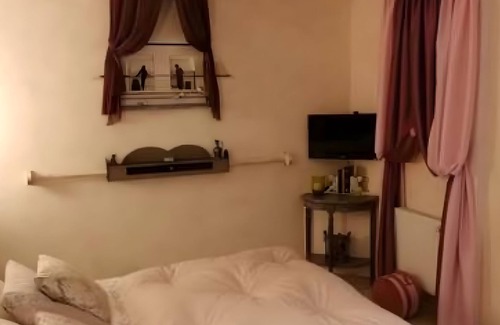 Pont-Melvez Cama Y Desayuno | Casa de huéspedes 'Suite Confort' con terraza privada, jardín compartido y Wi-Fi