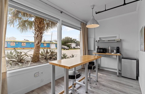 Topsail Beach Hotel | Guest House Topsail - King Suite in hotel on Topsail Beach, North Carolina