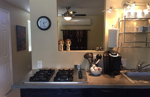 Cathedral City Cove Casa | Aislado Romántico Bungalow cerrado (sin condominio) w / exclusivo uso de piscina y spa