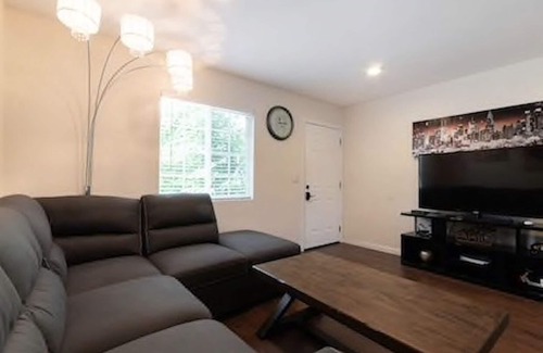 Santa Ana Casa | Casa de huéspedes con entrada propia. Tiene DirecTV- HS WiFi y cerca de Disneyland