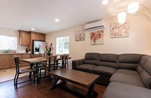 Santa Ana Casa | Casa de huéspedes con entrada propia. Tiene DirecTV- HS WiFi y cerca de Disneyland