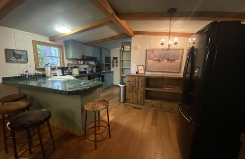 Plantersville Cabina | GUEST RANCH CABIN /POOL/FISHING LAKE