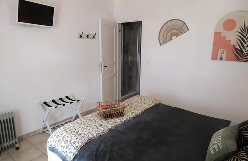 Saint-Martin-d'Ardeche Cama Y Desayuno | Guest Room 'A L'ombre Des Amandiers - Room 1' with Shared Pool, Communal Garden and Wi-Fi
