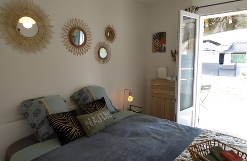 Saint-Martin-d'Ardeche Cama Y Desayuno | Guest Room 'A L'ombre Des Amandiers - Room 1' with Shared Pool, Communal Garden and Wi-Fi