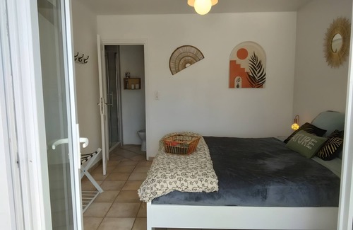 Saint-Martin-d'Ardeche Cama Y Desayuno | Guest Room 'A L'ombre Des Amandiers - Room 1' with Shared Pool, Communal Garden and Wi-Fi