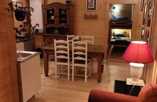 Varen Chalet De Esquí | Guest Room 'Au Chant Des Oiseaux - Mésanges -' in Varen, Wood-fired Pizza and Air Conditioning