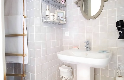 Suzay Cama Y Desayuno | Alojamiento y desayuno 'Chic Et Charme' con piscina privada, jardín compartido y Wi-Fi