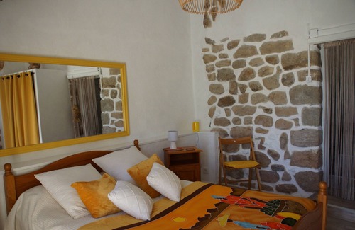 Les Assions Casa | HABITACIÓN DE INVITADOS EN CASA TÍPICAMENTE CÉVENOLE