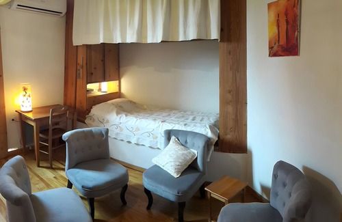 Saint-Pargoire Cama Y Desayuno | Guest Room 'Petite Suite Douillette' with Balcony, Wi-Fi and Air Conditioning