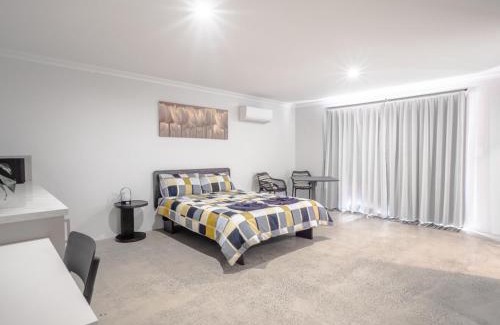 Vasse Casa | Guest Room with Ensuite & Private Entrance by P2 Living