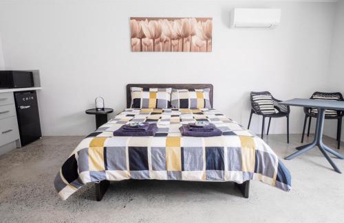 Vasse Casa | Guest Room with Ensuite & Private Entrance by P2 Living