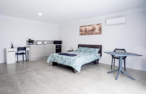 Vasse Casa | Guest Room with Ensuite & Private Entrance by P2 Living