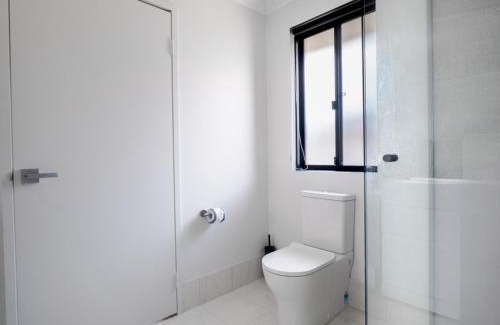 Vasse Casa | Guest Room with Ensuite & Private Entrance by P2 Living