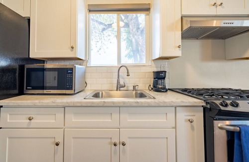 Glendora Casa | Guest Studio. Private Entrance. Safe Neighborhood.