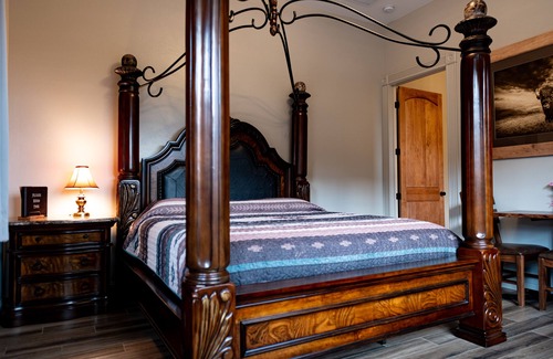 Kanab Cama Y Desayuno | Guest suite attached to private home inspired by national park lodges