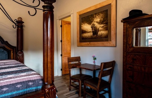 Kanab Cama Y Desayuno | Guest suite attached to private home inspired by national park lodges