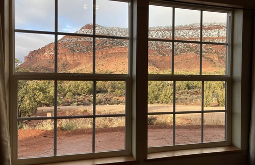 Kanab Cama Y Desayuno | Guest suite attached to private home inspired by national park lodges