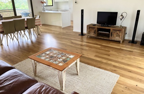 Ferny Hills Casa | Unwind in comfort & elegance in a peaceful neighbourhood. 30 mins from City