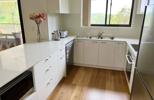 Ferny Hills Casa | Unwind in comfort & elegance in a peaceful neighbourhood. 30 mins from City