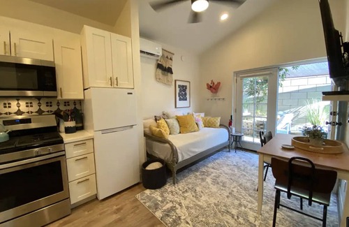 Southwest Anaheim Cabaña | Guesthouse: Jacuzzi,Patio & Entry
