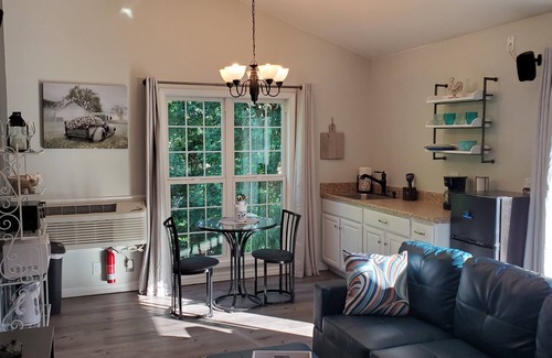 Willow Spring Apartamento | Guesthouse on private 16 acre country estate.