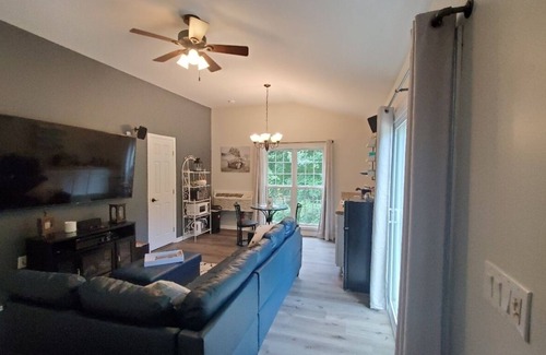 Willow Spring Apartamento | Guesthouse on private 16 acre country estate.