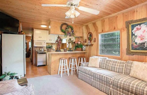 South Baton Rouge Cabaña | Guesthouse w Lake Access Private Retreat - Historic Highland Rd Home Sweet Home”