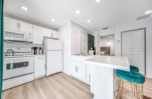 Southwest Casa | Guesthouse with Fenced Yard- Palm Wave Says