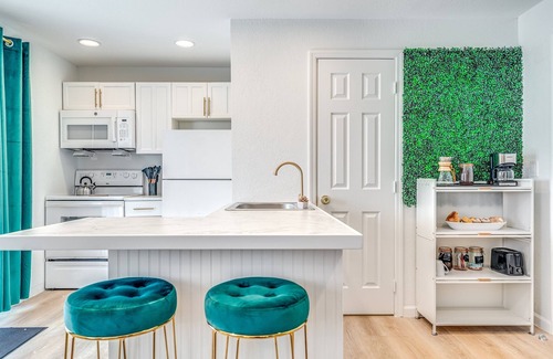 Southwest Casa | Guesthouse with Fenced Yard- Palm Wave Says