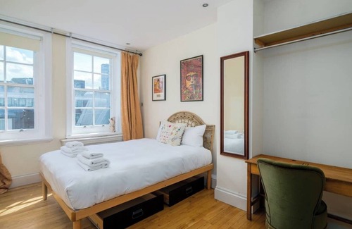 College Park and Old Oak Apartamento | GuestReady Central Flat by Oxford Street, 4 guests