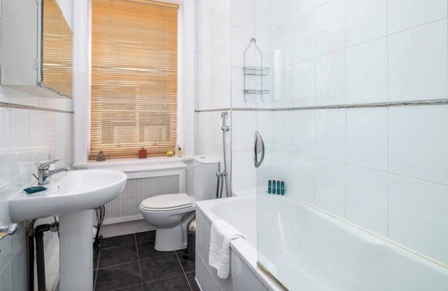 College Park and Old Oak Apartamento | GuestReady Central Flat by Oxford Street, 4 guests
