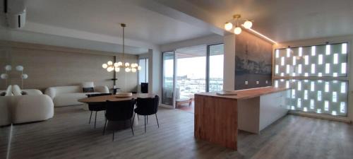 Ponta Delgada Apartamento | GuestReady - Elegant Marina Apartment