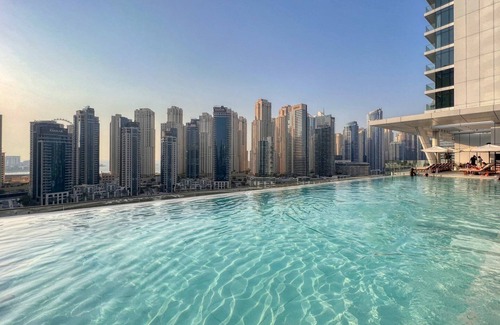 Dubai Marina Apartamento | GuestReady - Lujo en planta alta con vistas al puerto deportivo
