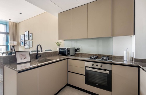 Business Bay Apartamento | GuestReady - Majestuosas vistas al canal y al Burj Khalifa