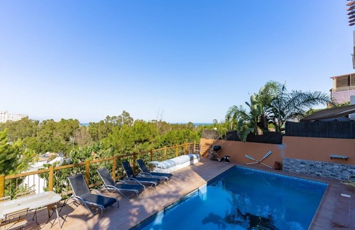 Torremolinos Chalet De Esquí | GuestReady - Poolside Paradise in the suburbs