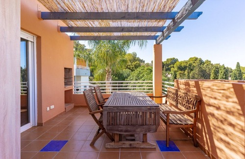 Torremolinos Chalet De Esquí | GuestReady - Poolside Paradise in the suburbs