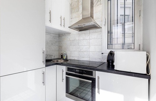 Saint-Vincent-de-Paul Apartamento | GuestReady - Serenidad iluminada por el sol cerca de Montmartre
