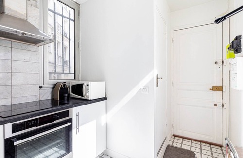 Saint-Vincent-de-Paul Apartamento | GuestReady - Serenidad iluminada por el sol cerca de Montmartre