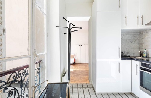 Saint-Vincent-de-Paul Apartamento | GuestReady - Serenidad iluminada por el sol cerca de Montmartre