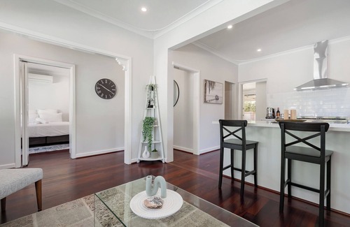 Guildford Casa | Guildford Cottage by Swan BnB Management