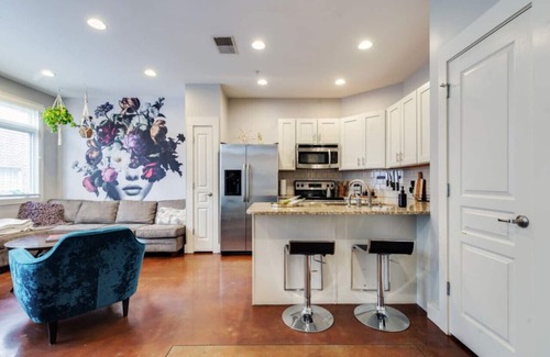West End Condominio | Guitar Groove: King Beds & Keyless Entry Near Music Row – A Stunning Nashville Escape!