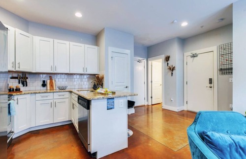 West End Condominio | Guitar Groove: King Beds & Keyless Entry Near Music Row – A Stunning Nashville Escape!