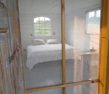 Horby Cama Y Desayuno | Gula Vagnen på en äng i lantlig miljö
