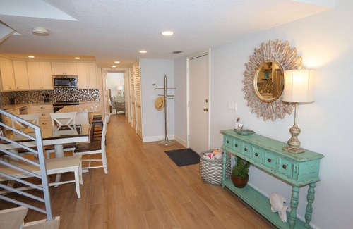 Longboat Key Condominio | Gulf Coast Luxury – Large Beachfront Living: La Playa #203D Condo by RVA