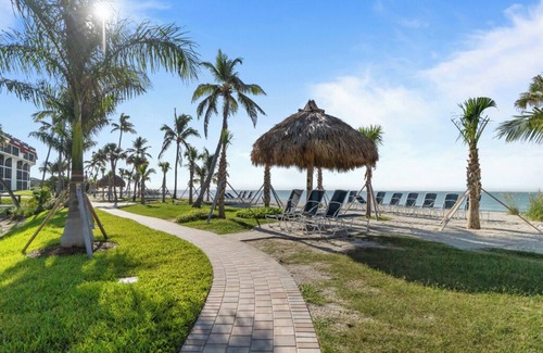 Sanibel Condominio | Gulf-Front Grandeur Awaits. Breathtaking Views & Spacious Comfort